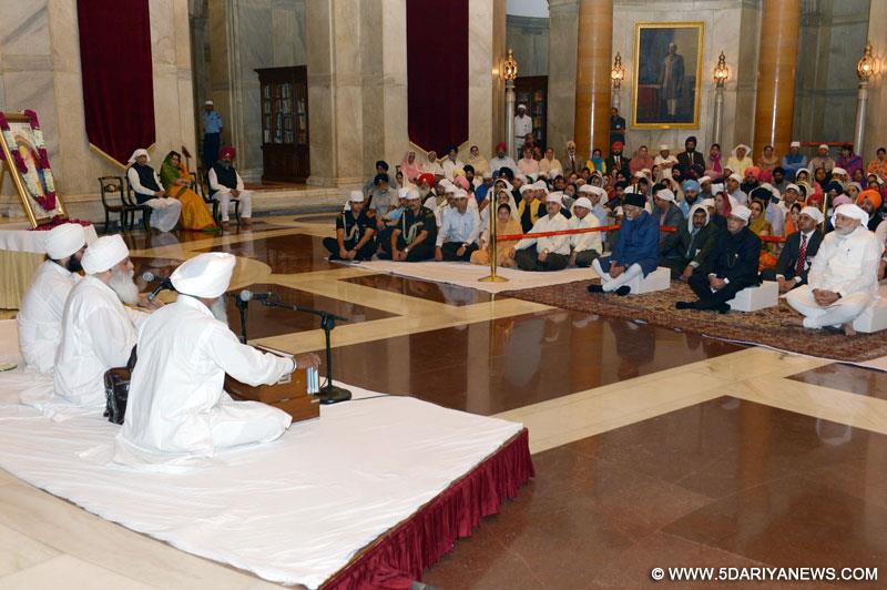 President, prime minister pay tributes to Guru Nanak 