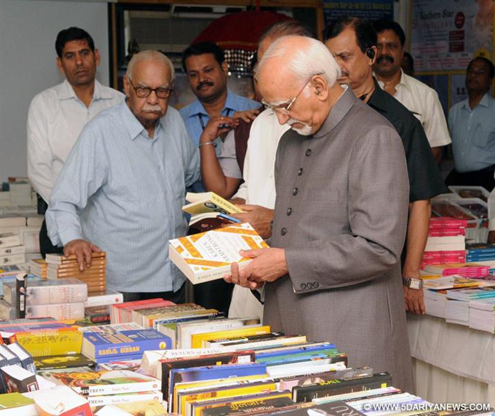 Mohd. Hamid Ansari visiting the "Book Fair of Kerala Publishers”, in New Delhi on November 09, 2014. 