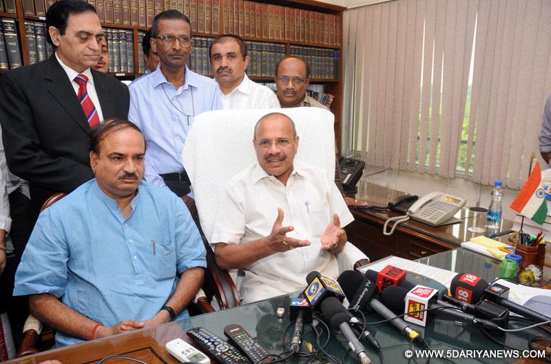 डी.वी. सदानंद गौड़ा 10 नवंबर, 2014 को नई दिल्ली में केंद्रीय विधि एवं न्याय मंत्री के रूप में प्रभार लेते हुए। साथ में केंद्रीय रसायन और उर्वरक मंत्री अनंत कुमार भी हैं।