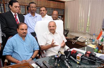 डी.वी. सदानंद गौड़ा 10 नवंबर, 2014 को नई दिल्ली में केंद्रीय विधि एवं न्याय मंत्री के रूप में प्रभार लेते हुए। साथ में केंद्रीय रसायन और उर्वरक मंत्री अनंत कुमार भी हैं।