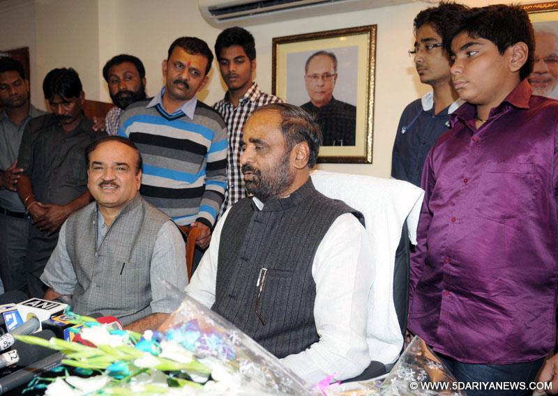 Hansraj Gangaram Ahir taking charge as the Minister of State for Chemicals & Fertilizers, in the presence of the Union Minister for Chemicals and Fertilizers, Ananthkumar, in New Delhi on November 11, 2014. 