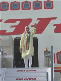 प्रधानमंत्री नरेन्द्र मोदी 11 नवम्बर, 2014 को नई दिल्ली में, म्यांमार रवाना होने से पहले गणमान्य व्यक्तियों का अभिवादन करते हुये। 