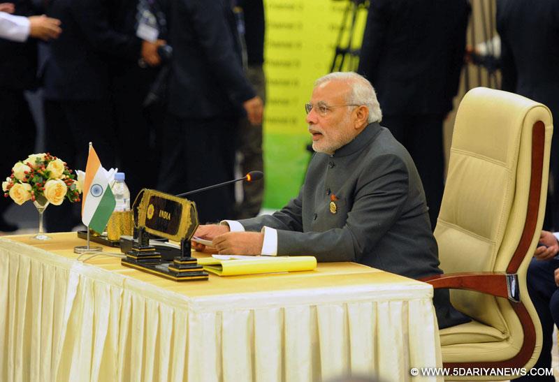 प्रधानमंत्री नरेन्द्र मोदी 12 नवम्बर, 2014 को नेपीदौ, म्यांमार में 12वें भारत-आसियान शिखर सम्मेलन को संबोधित करते हुए।