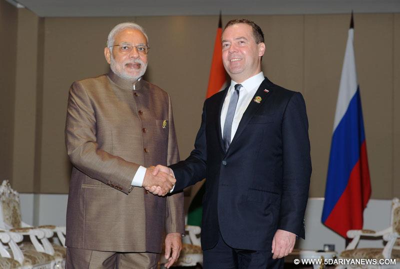 प्रधानमंत्री नरेन्द्र मोदी 13 नवंबर, 2014 को ने पी दौ, म्यांमार में रूस के प्रधानमंत्री दिमित्री मेदवेदेव से मुलाकात करते हुए।