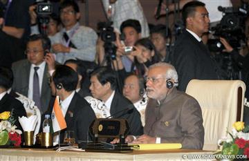 प्रधानमंत्री नरेन्द्र मोदी 13 नवंबर, 2014 को ने पी दौ, म्यांमार में पूर्व एशिया शिखर सम्मेलन में।