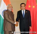 प्रधानमंत्री, नरेन्द्र मोदी 13 नवंबर, 2014 को नेपीदौ, म्यांमार में चीन के प्रधानमंत्री ली केकियांग से मुलाकात करते हुए।