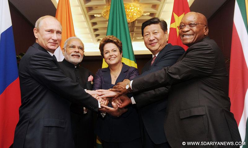 प्रधानमंत्री नरेन्द्र मोदी 15 नवंबर, 2014 को ऑस्ट्रेलिया के ब्रिसबेन में जी-20 सम्मेलन से पहले ब्रिक्स नेताओं के साथ मुलाकात करते हुए।