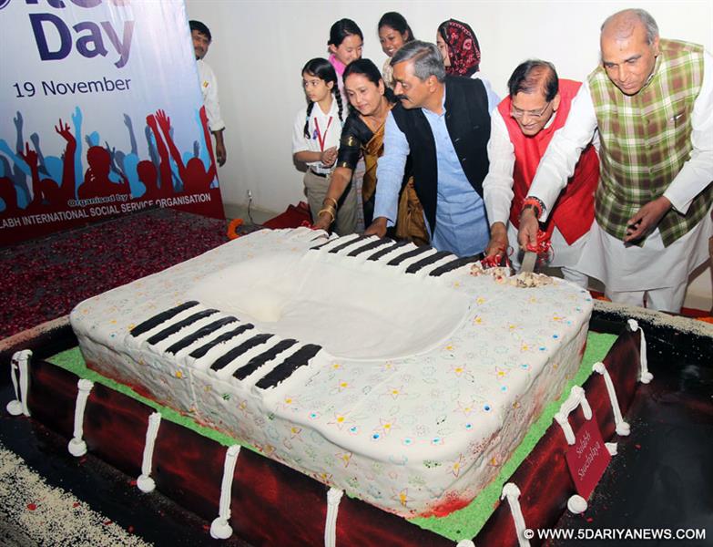 Delhi BJP chief Satish Upadhyay, Sulabh International Founder Bindeshwar Pathak and others cut a 700 kg cake on World Toilet Day in New Delhi, on Nov 19, 2014.