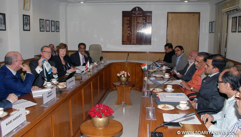 Radha Mohan Singh holding a meeting with a delegation led by the Premier of Saskatchewan (Canada), Mr. Brad Wall, in New Delhi on November 19, 2014.