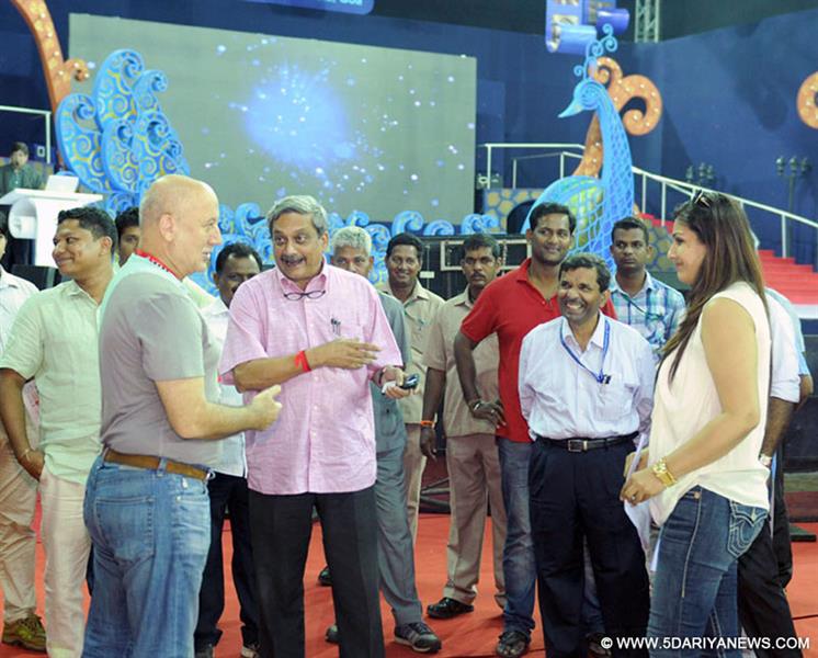 Manohar Parrikar with the film stars at the Shyama Parsad Mukharjee Indor Stadium, the venue of the inaugural function of the 45th International Film Festival of India (IFFI-2014), in Panaji, Goa on November 19, 2014.