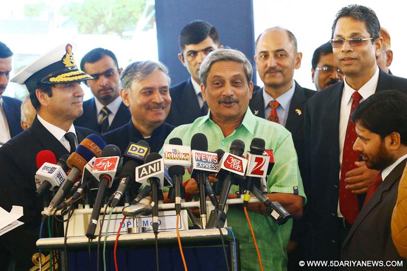 मनोहर पर्रिकर 23 नवंबर, 2014 को गुडगांव के संचार प्रबंधन और विश्लेषण केंद्र (आईएमएसी) में राष्ट्रीय कमांड नियंत्रण संचार और खुफिया (एनसी3आई) नेटवर्क के उद्घाटन के अवसर पर संवाददाताओं को संबोधित करते हुए। 