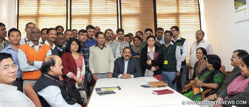  Dr. Jitendra Singh with the winners of the Hindi Competition, during Hindi festival, in New Delhi on November 24, 2014.