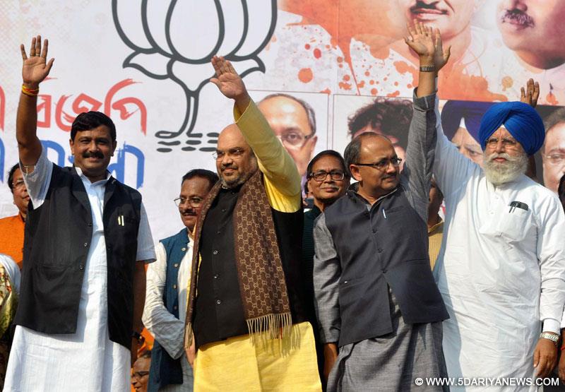 Kolkata: (L to R) West Bengal BJP chief Rahul Sinha, BJP chief Amit Shah BJP leader Siddharth Nath Singh and BJP MP from Darjeeling S.S Ahluwalia during a party rally in Kolkata, on Nov 30, 2014. 