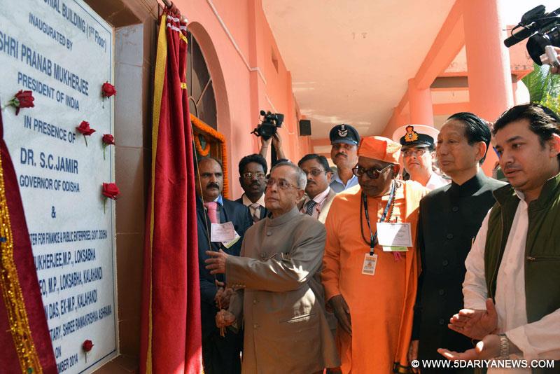 The President,  Pranab Mukherjee unveiling the plaque to inaugurate the Vivekananda Memorial Building, in Odisha on November 30, 2014. The Governor of Odisha, S. C. Jamir is also seen.