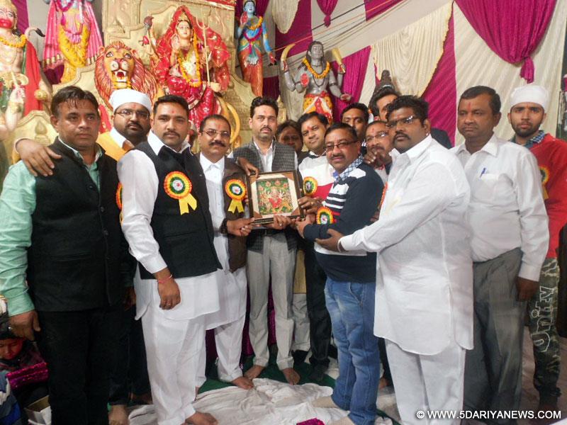 माँ वैष्णों देवी क्लब के सदस्य मुख्य मेहमान नरिंदर राणा को स्मृति चिन्ह भेंट करते हुए 