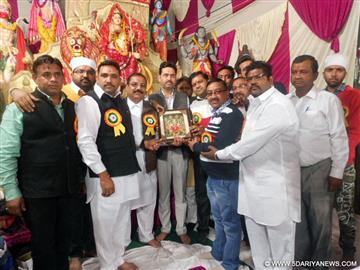 माँ वैष्णों देवी क्लब के सदस्य मुख्य मेहमान नरिंदर राणा को स्मृति चिन्ह भेंट करते हुए 