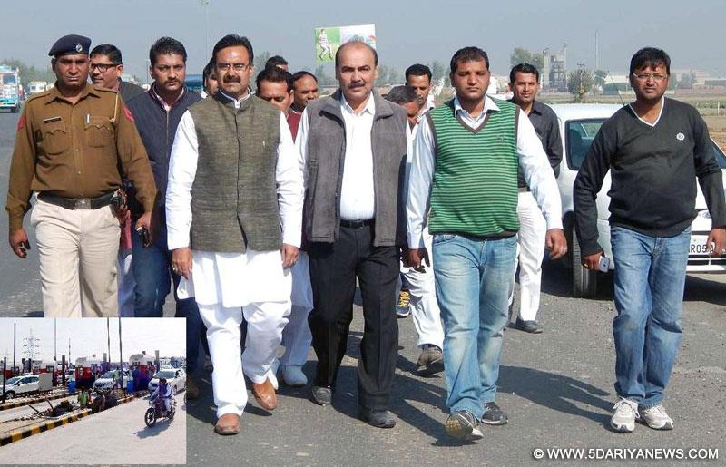 बसताड़ा के नजदीक टोल प्लाजा पर स्थिति का जायजा लेते विधायक हरिविंद्र कल्याण