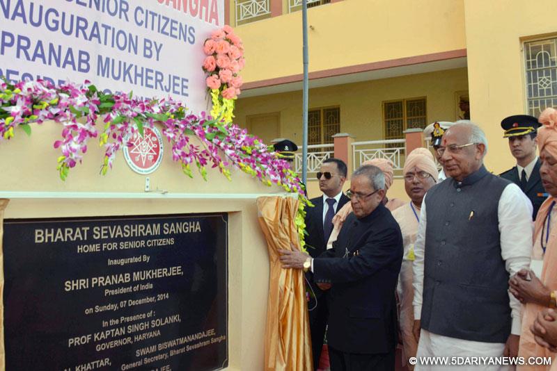 The President, Pranab Mukherjee unveiling the plaque to inaugurate the old-age home and school building of Bharat Sevashram Sangha, in Gurgaon, Haryana on December 07, 2014. The Governor of Haryana, Prof. Kaptan Singh Solanki is also seen.