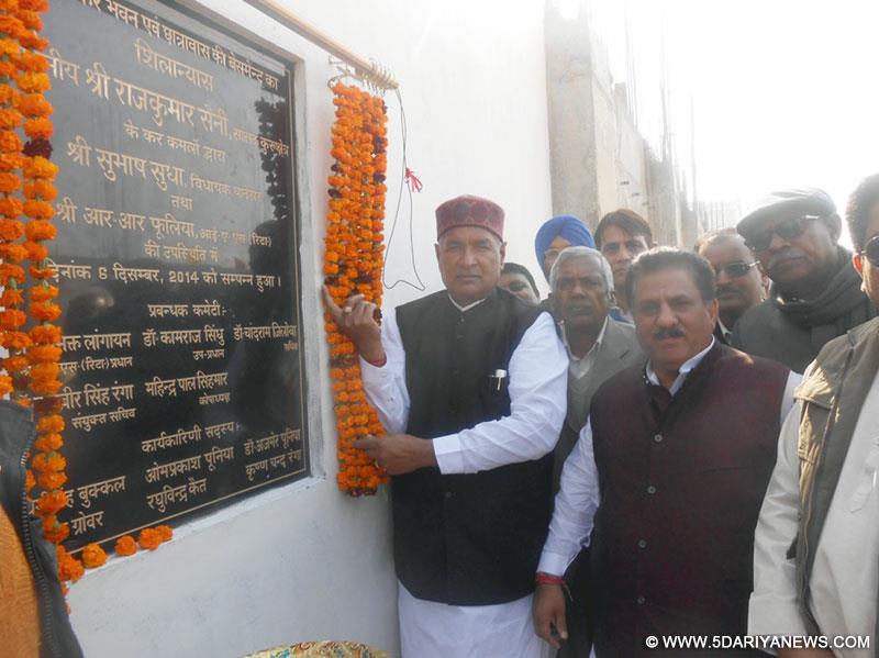 डा. भीमराव अम्बेडकर भवन व छात्रावास की बैसमेंट का शिलान्यास करते सांसद राजकुमार सैनी साथ में विधायक सुभाष सुधा।