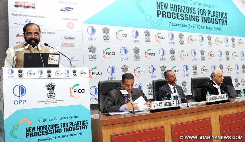 Hansraj Gangaram Ahir addressing at the inauguration of the conference on “New Horizons for Plastics Industry”, organised by the FICCI, in New Delhi 