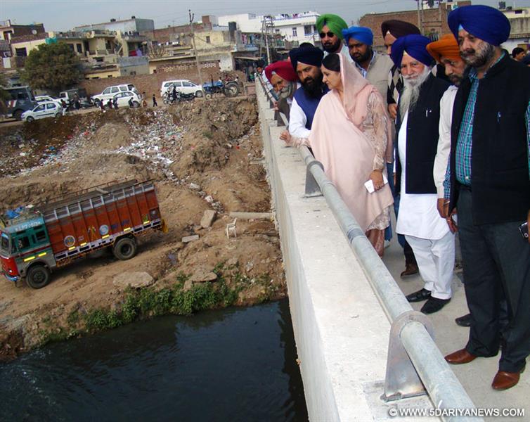 ਬੀਬੀ ਅਮਨਜੋਤ ਕੌਰ ਰਾਮੂਵਾਲੀਆ ਜਗਤਪੁਰਾ ਵਿਖੇ ਮੋਹਾਲੀ ਚੋਅ ਤੇ ਉਸਾਰੇ ਜਾ ਰਹੇ  ਉੱਚ-ਪੱਧਰੀ ਪੁਲ ਦੇ ਨਿਰਮਾਣ ਕਾਰਜ਼ਾਂ ਦਾ ਜਾਇਜਾ ਲੈਂਦੇ ਹੋਏ।  