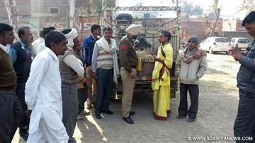 बेहोशी हालत में गऊओं को ग्रामीण मुक्त करवाते, ग्रामीणो से बातचीत करती पुलिस,ग्रामीणो द्वारा तोडफोड कैंटर