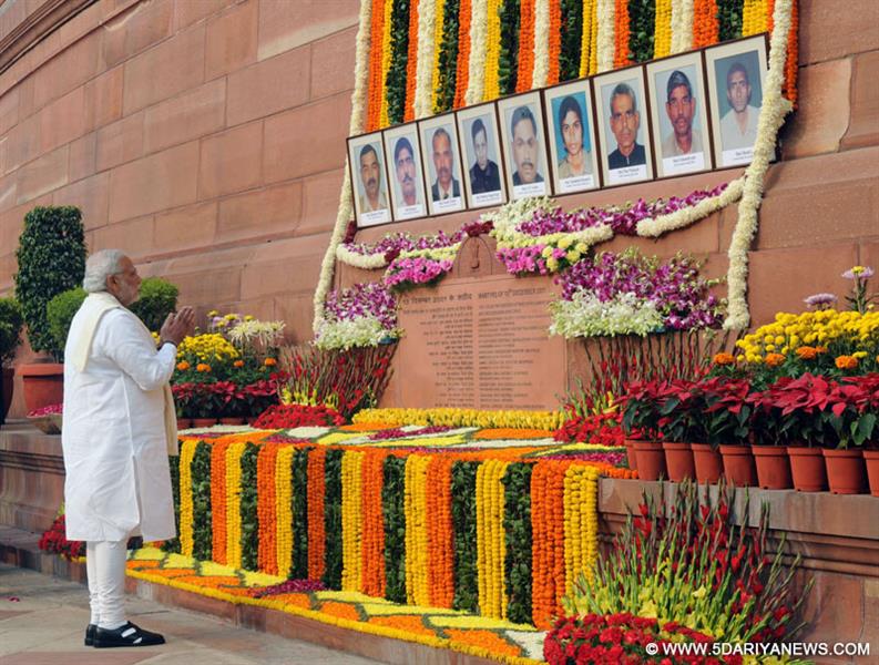 नरेंद्र मोदी ने 2001 आतंकवादी हमले के शहीदों को श्रद्धांजलि दी