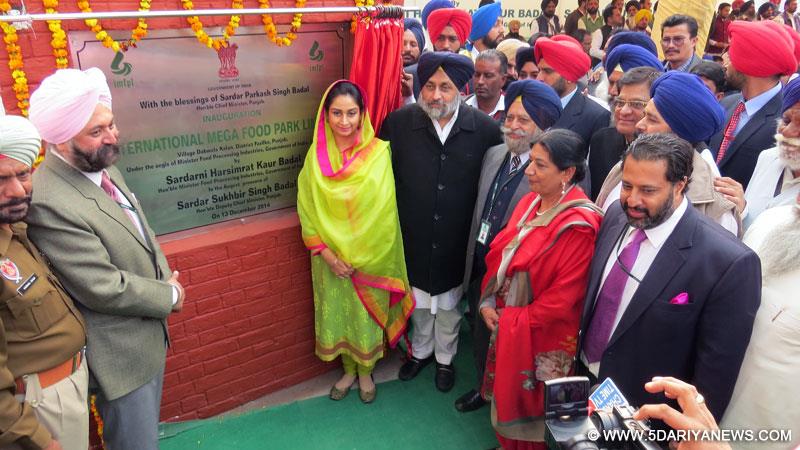 ਹਰਸਿਮਰਤ ਕੌਰ ਬਾਦਲ ਵੱਲੋਂ ਫਾਜ਼ਿਲਕਾ ਵਿੱਖੇ ਬਹੁਕਰੋੜੀ ਮੈਗਾ ਫੂਡ ਪਾਰਕ ਦਾ ਉਦਘਾਟਨ