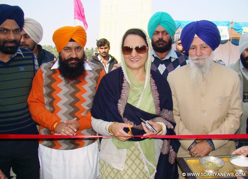 ਬੀਬੀ ਅਮਨਜੋਤ ਕੌਰ ਰਾਮੂਵਾਲੀਆ ਚੱਪੜਚਿੜੀ ਵਿਖੇ ਦੋ ਰੋਜ਼ਾ ਪਸ਼ੂਧਨ ਮੁਕਾਬਲਿਆਂ ਦਾ ਉਦਘਾਟਨ ਕਰਦੇ ਹੋਏ। 