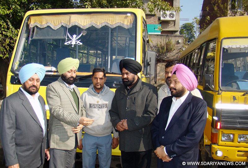 ਲਖਮੀਰ ਸਿੰਘ  ਸੇਫ ਸਕੂਲ ਵਾਹਨ ਸਕੀਮ ਤਹਿਤ ਸੈਂਟ ਸੋਲਜ਼ਰ ਇੰਟਰਨੈਸ਼ਨਲ ਕੰਨਵੈਂਨਟ ਦੀਆਂ ਬੱਸਾਂ ਦੀ ਚੈਕਿੰਗ ਕਰਦੇ ਸਮੇ ਡਰਾਈਵਰ ਦਾ ਲਾਈਸੈਂਸ ਚੈੱਕ ਕਰਦੇ ਹੋਏ। 