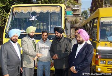 ਲਖਮੀਰ ਸਿੰਘ  ਸੇਫ ਸਕੂਲ ਵਾਹਨ ਸਕੀਮ ਤਹਿਤ ਸੈਂਟ ਸੋਲਜ਼ਰ ਇੰਟਰਨੈਸ਼ਨਲ ਕੰਨਵੈਂਨਟ ਦੀਆਂ ਬੱਸਾਂ ਦੀ ਚੈਕਿੰਗ ਕਰਦੇ ਸਮੇ ਡਰਾਈਵਰ ਦਾ ਲਾਈਸੈਂਸ ਚੈੱਕ ਕਰਦੇ ਹੋਏ। 