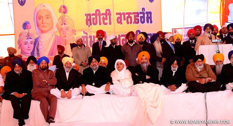 ਪਰਕਾਸ਼ ਸਿੰਘ ਬਾਦਲ, ਗੁਰਦੁਆਰਾ ਸ੍ਰੀ ਫ਼ਤਹਿਗੜ੍ਹ ਸਾਹਿਬ ਦੇ ਸਾਹਮਣੇ ਆਯੋਜਿਤ ਕੀਤੀ ਗਈ ਰਾਜ ਪੱਧਰੀ ਸ਼ਹੀਦੀ ਕਾਨਫਰੰਸ ਨੂੰ ਸੰਬੋਧਨ ਕਰਦੇ ਹੋਏ।