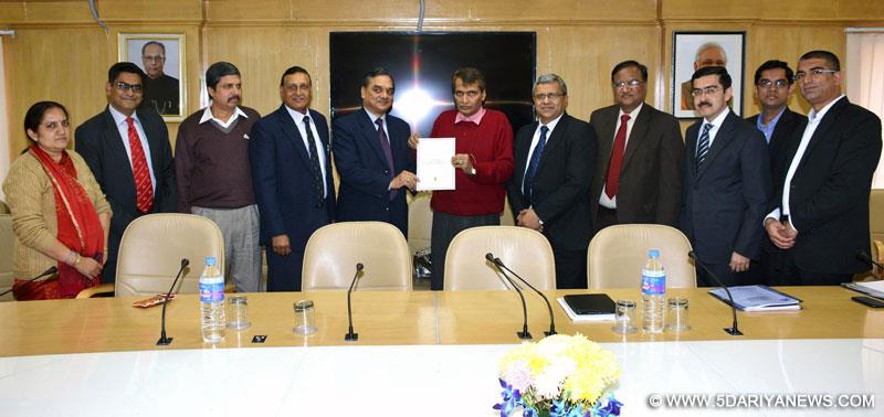 Suresh Prabhakar Prabhu at the conference of General Managers of all Zonal Railways and Production Units, in New Delhi on December 30, 2014.