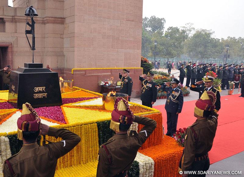 B.K. Chopra, Director General AFMS and Senior Colonel Commandant and the three Director General’s Medical Service of Army, Navy and Air Force paying homage to the martyrs, at Amar Jawan Jyoti, in New Delhi 