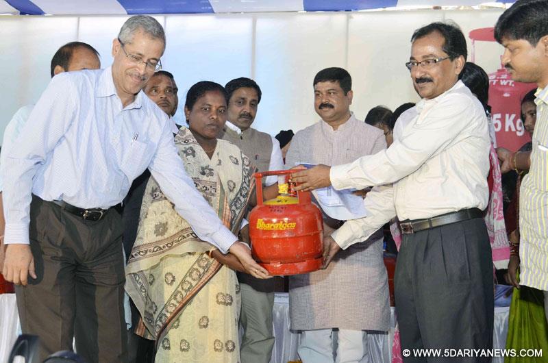 Dharmendra Pradhan launching the 5 KG LPG cylinders for the BPL families, in Bhubaneswar on January 05, 2015.