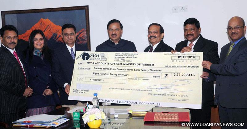 Dr. Mahesh Sharma receiving a dividend cheque from the India Tourism Development Corporation (ITDC), in New Delhi on January 05 2015. 