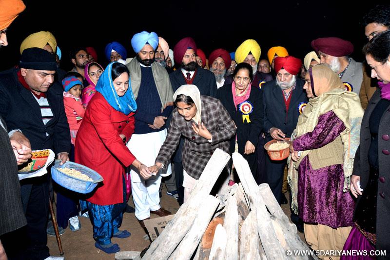ਵਿੱਤ ਤੇ ਯੋਜਨਾ ਮੰਤਰੀ ਪੰਜਾਬ ਪਰਮਿੰਦਰ ਸਿੰਘ ਢੀਂਡਸਾ ਮੋਹਾਲੀ ਪ੍ਰੈਸ ਕਲੱਬ ਵੱਲੌਂ ਮਨਾਈ ਗਈ ਧੀਆਂ ਦੀ ਲੋਹੜੀ ਮੌਕੇ ਲੋਹੜੀ ਬਾਲਣ ਦੀ ਰਸ਼ਮ ਵਿੱਚ ਸ਼ਾਮਲ ਹੁੰਦੇ ਹੋਏ।