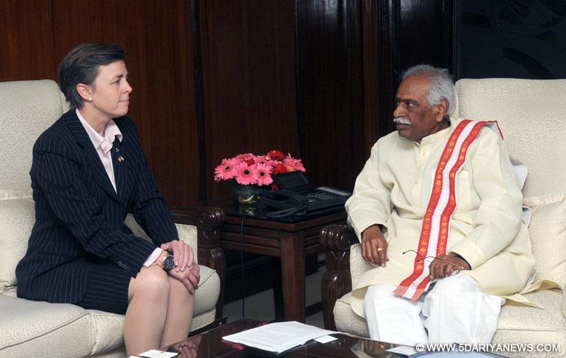 Dr. Kellie Leitch calling on the Minister of State for Labour and Employment (Independent Charge), Bandaru Dattatreya, in New Delhi on January 13, 2015.