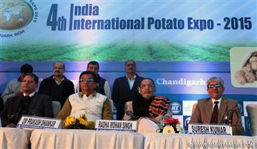 Radha Mohan Singh and the Minister of Agriculture & Horticulture Development of Haryana, Shri Om Prakash Dhankar at the 4th India International Potato Expo-2015, in Chandigarh on January 16, 2015.