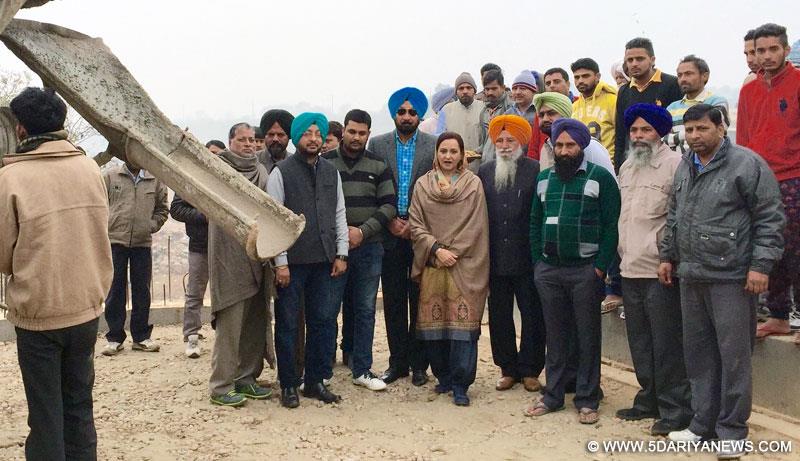 ਬੀਬੀ ਅਮਨਜੋਤ ਕੌਰ ਰਾਮੂਵਾਲੀਆ ਜਗਤਪੁਰਾ ਵਿਖੇ ਮੋਹਾਲੀ ਚੋਅ ਤੇ ਉਸਾਰੇ ਗਏ ਉੱਚ-ਪੱਧਰੀ ਪੁਲ ਦੇ ਅੰਤਿਮ ਪੜਾਅ ਦੇ ਨਿਰਮਾਣ ਕਾਰਜਾ ਦਾ ਜਾਇਜਾ ਲੈਂਦੇ ਹੋਏ। 