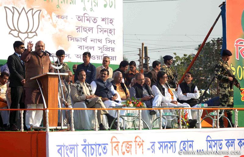 Burdwan: BJP chief Amit Shah addresses a rally in Burdwan of West Bengal on Jan 20, 2015. Also seen West Bengal BJP chief Rahul Sinha, BJP in-charge for Bengal Siddharth Nath Singh and others. 