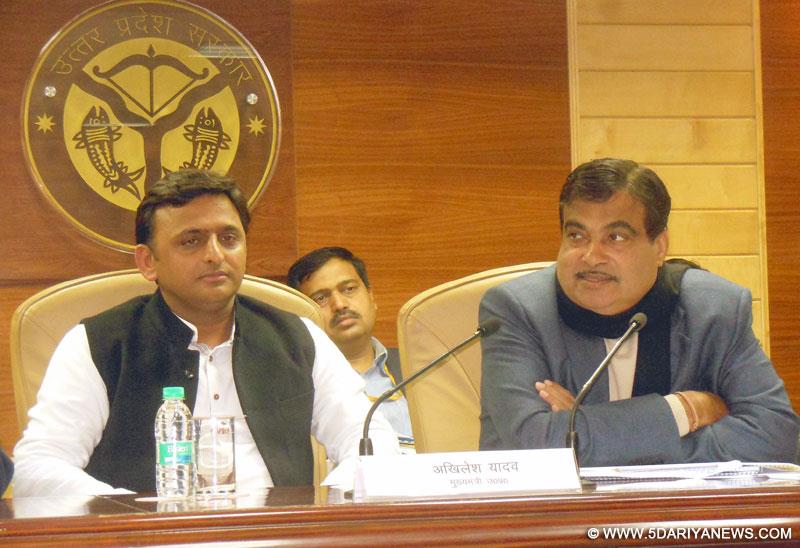 Nitin Gadkari addressing the media persons, in Lucknow on January 21, 2015. The Chief Minister of Uttar Pradesh, Shri Akhilesh Yadav is also seen.