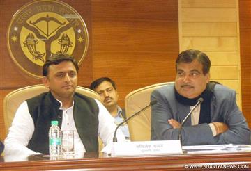 Nitin Gadkari addressing the media persons, in Lucknow on January 21, 2015. The Chief Minister of Uttar Pradesh, Shri Akhilesh Yadav is also seen.