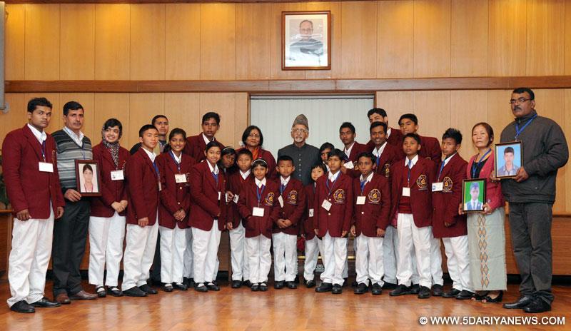 Mohd. Hamid Ansari in a group photo with the “National Bravery Award-2015 winner children”, in New Delhi on January 22, 2015.