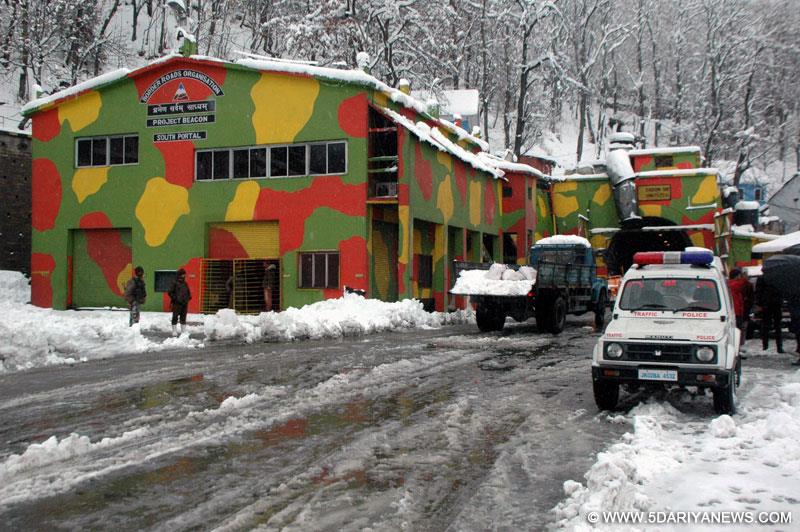  Banihal: Authorities had to close down Jammu-Srinagar national highway for vehicular traffic after fresh snowfalls in Qazigund, Batote and Banihal sectors of Jammu and Kashmir on Jan 22, 2015. 