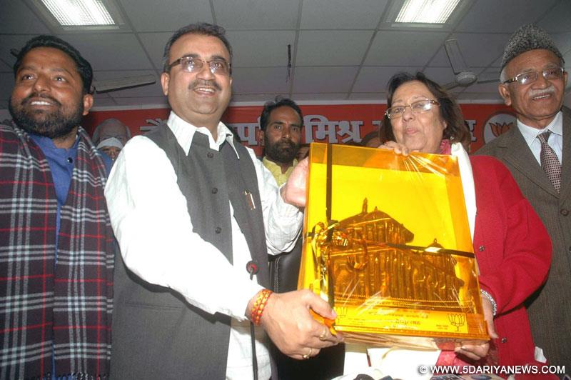 Bihar BJP chief Mangal Pandey felicitates Union Minister for Minority Affairs Dr. Najma A. Heptulla during a BJP programme in Patna on Jan 22, 2015