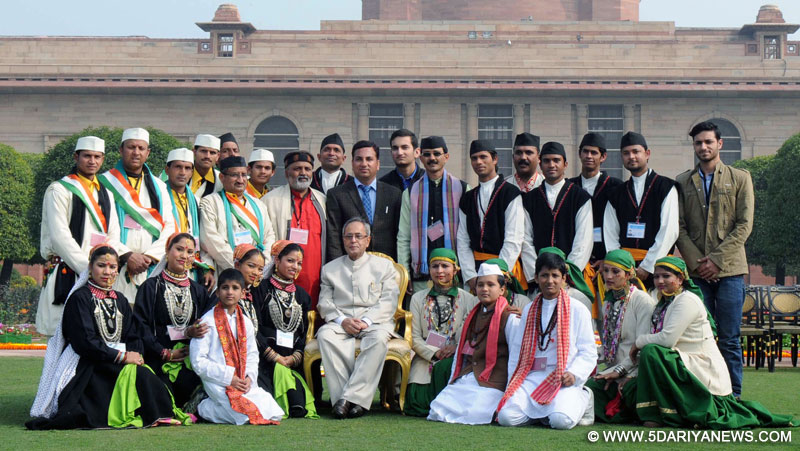  Pranab Mukherjee with the Tableaux Artistes, who participated in Republic-Day Parade-2015