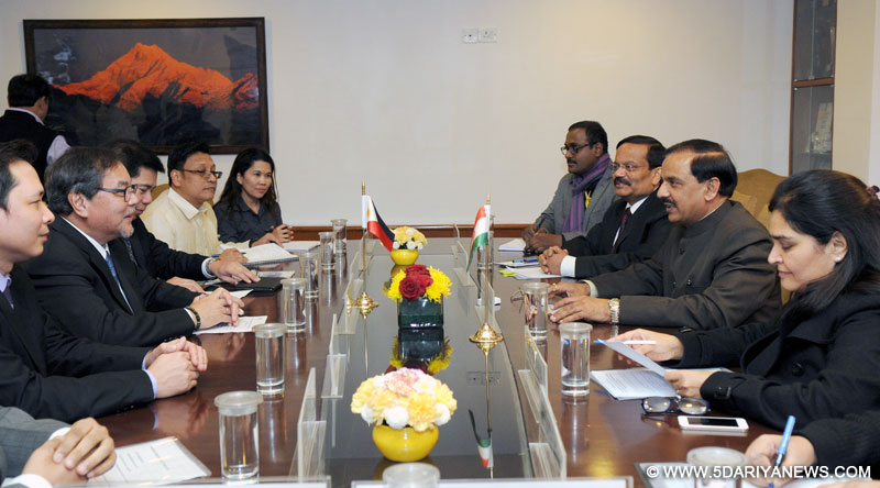 Ramon R. Jimenez meeting the Minister of State for Culture (Independent Charge), Tourism (Independent Charge) and Civil Aviation, Dr. Mahesh Sharma, in New Delhi on January 29, 2015.