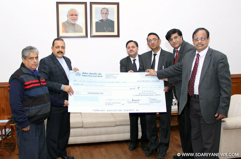 Dr. Jitendra Singh receiving a cheque of Rs 50 lakh for flood relief in J&K from representatives of the IRCON International Limited, in New Delhi 