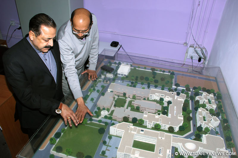 Dr. Jitendra Singh inspected the model and plan of the proposed hostel for Northeast students in the campus of Ramanujan College, in New Delhi 